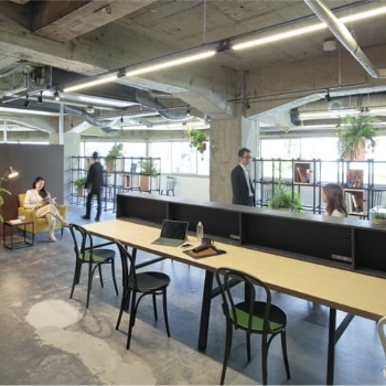 コワーキングスペースで働く